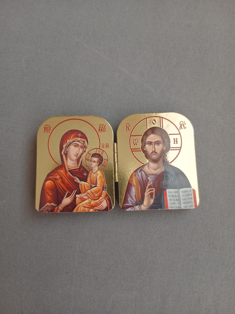 Może przedstawiać: Biały ceramiczny kubek z czarnym uchwytem i napisem "But First, Coffee" w stylu odręcznym. Kubek stoi na białej powierzchni. Kubek ma około 10 cm wysokości.