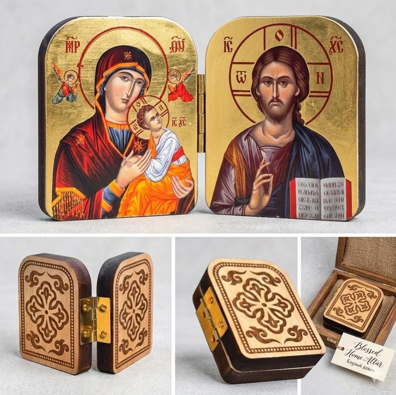 Może przedstawiać: Biały ceramiczny kubek z czarnym uchwytem i napisem "But First, Coffee" pogrubioną, czarną czcionką. Kubek jest ustawiony na rozmytym tle, sugerującym przytulne otoczenie.