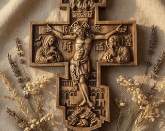 Puede incluir: Una cruz ortodoxa de madera tallada con detalles intrincados. La cruz marrón presenta a Jesucristo, flanqueado por figuras e inscripciones. La talla en relieve es detallada. Flores secas y espigas de trigo están dispuestas alrededor de la cruz.