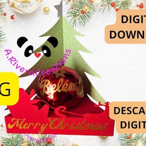 Puede incluir: Un diseño de descarga digital con temática navideña que presenta una bola roja con la inscripción "Belén", un árbol de Navidad de papel verde y un trineo rojo con el texto "Merry Christmas". Incluye las etiquetas "SVG" y "Descarga Digital".
