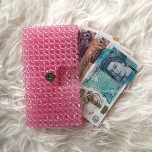 Carteira com miçangas – disponível em rosa blush, rosa choque, branco transparente e azul-petróleo