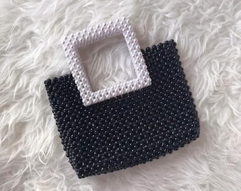 Bolso de mano con cuentas negras y asa de perla sintética