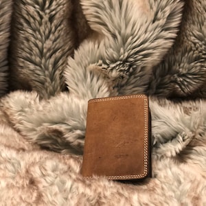 Porte-cartes en cuir brun au toucher pêche/Brown leather card holder with a peach feel (DIY Tutorial)