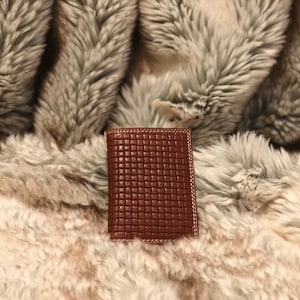Porte-cartes en cuir brun tressé/Braided Brown Leather Card Holder (DIY Tutorial)