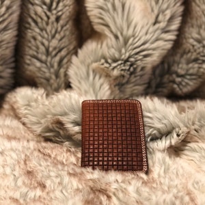 Porte-cartes en cuir brun tressé / Brown woven leather card holder (DIY Tutorial)