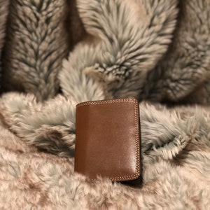 Porte-cartes en cuir brun lisse/Smooth Brown Leather Card Holder (DIY Tutorial)