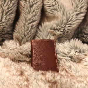 Porte-cartes en cuir brun classique/Classic Brown Leather Card Holder (DIY Tutorial)
