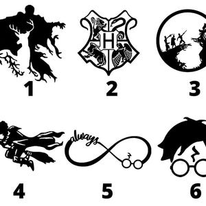Può includere: Una collezione di sei disegni a silhouette nere. I disegni includono un cervo, uno stemma con una "H", una scena con figure, una persona su una scopa, la parola "always" con gli occhiali e una silhouette di una persona con gli occhiali.
