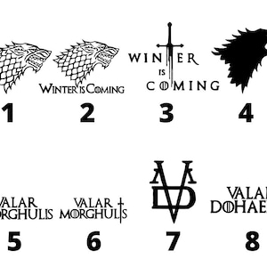Puede incluir: Diseños gráficos en blanco y negro con símbolos y frases icónicas de una serie de fantasía. Incluye una cabeza de lobo huargo, una espada con la frase "Winter is Coming" y las frases "Valar Morghulis" y "Valar Dohaeris."
