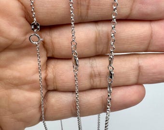 Pode incluir: Três correntes rolo de cor prateada com elos redondos, exibidas com etiquetas indicando larguras de 1,5 mm, 1,9 mm e 2,5 mm. Cada corrente possui um fecho de mola ou lagosta, mostrando os diferentes tamanhos de elos lado a lado.
