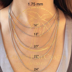 Könnte beinhalten: Verschiedene silberfarbene Kettenhalsketten in Längen von 40.6 cm bis 61 cm werden gezeigt. Die Kette hat eine Stärke von 1,75 mm. Die Halsketten sind gestaffelt, um die verschiedenen Längen zu zeigen. Der Text "CARMEL CRAFTS SAN DIEGO" ist sichtbar.