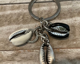 Keychain with black, white and silver cowrie shells