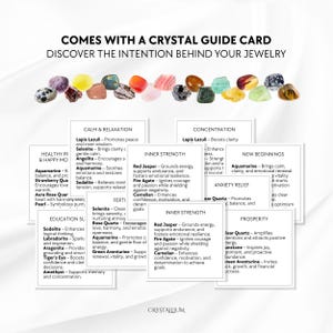 Pu&ograve; includere: Una scheda guida ai cristalli con varie pietre preziose e testo. La scheda &egrave; intitolata "Comes with a Crystal Guide Card" e include informazioni sulle propriet&agrave; dei cristalli, come "Calm & Relaxation" e "Inner Strength."