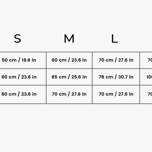 Op de afbeelding: Een maattabel met zwarte tekst op een witte achtergrond. De tabel toont afmetingen in cm voor de maten S, M, L en XL, ingedeeld op hoogte, breedte en diepte. De labels staan in witte tekst op koraalkleurige vakken.
