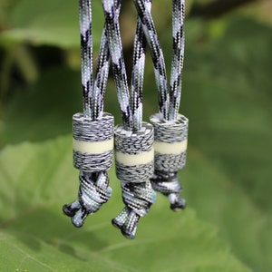 Sleutelkoordkraal: zwarte en witte koolstofvezel, witte turbogloed: glow in the dark