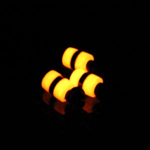 Sleutelkoordkralen - glow in the dark koolstofvezel - wit/lava glow