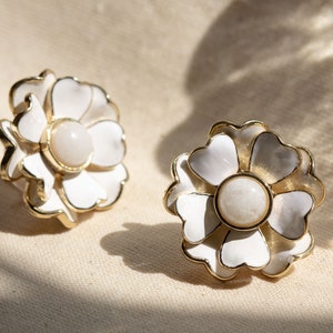 Daisy Drop Earrings, White Flower Earrings, 60s Retro Vintage Style Floral Enamel Jewelry for Women image 4