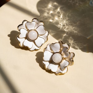 Daisy Drop Earrings, White Flower Earrings, 60s Retro Vintage Style Floral Enamel Jewelry for Women image 5