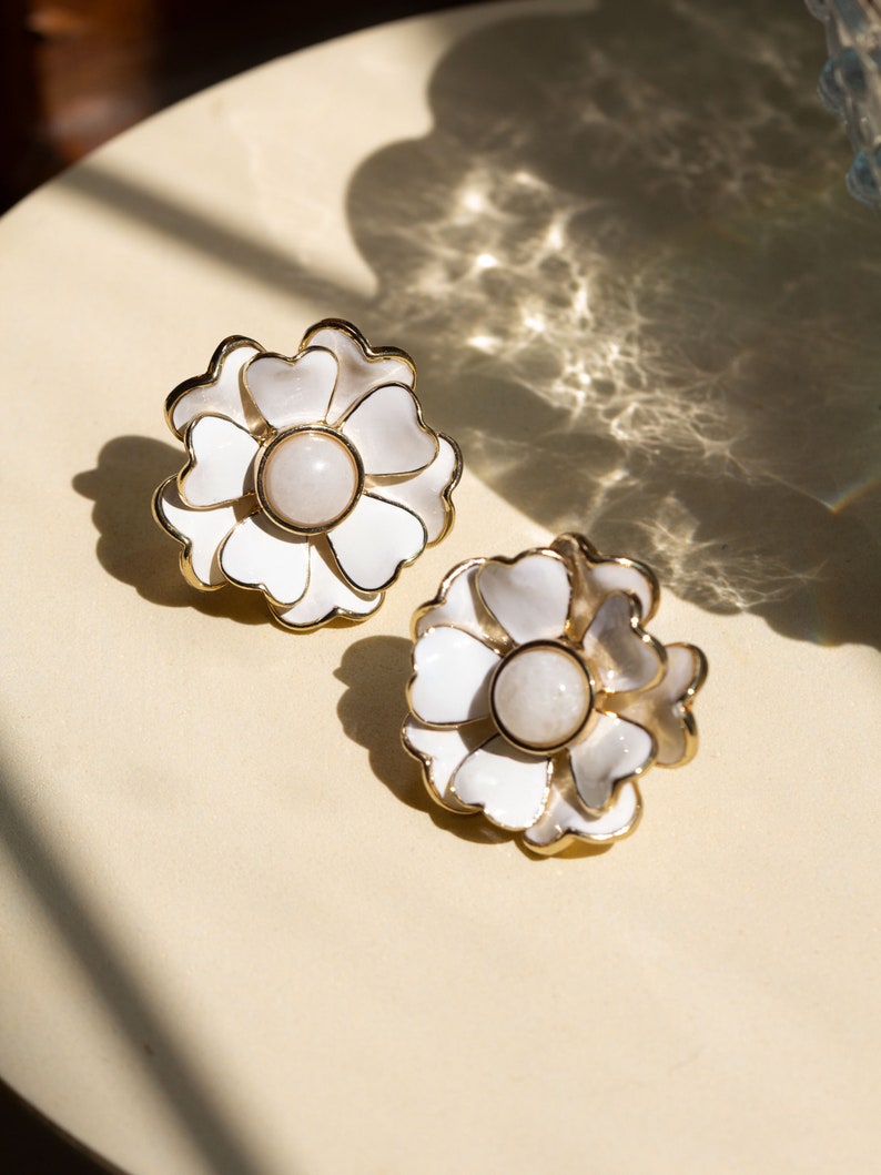 Daisy Drop Earrings, White Flower Earrings, 60s Retro Vintage Style Floral Enamel Jewelry for Women image 5