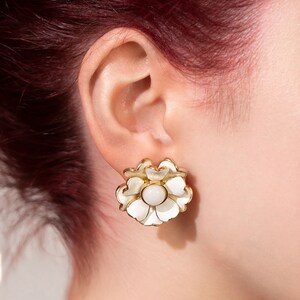 Daisy Drop Earrings, White Flower Earrings, 60s Retro Vintage Style Floral Enamel Jewelry for Women image 2