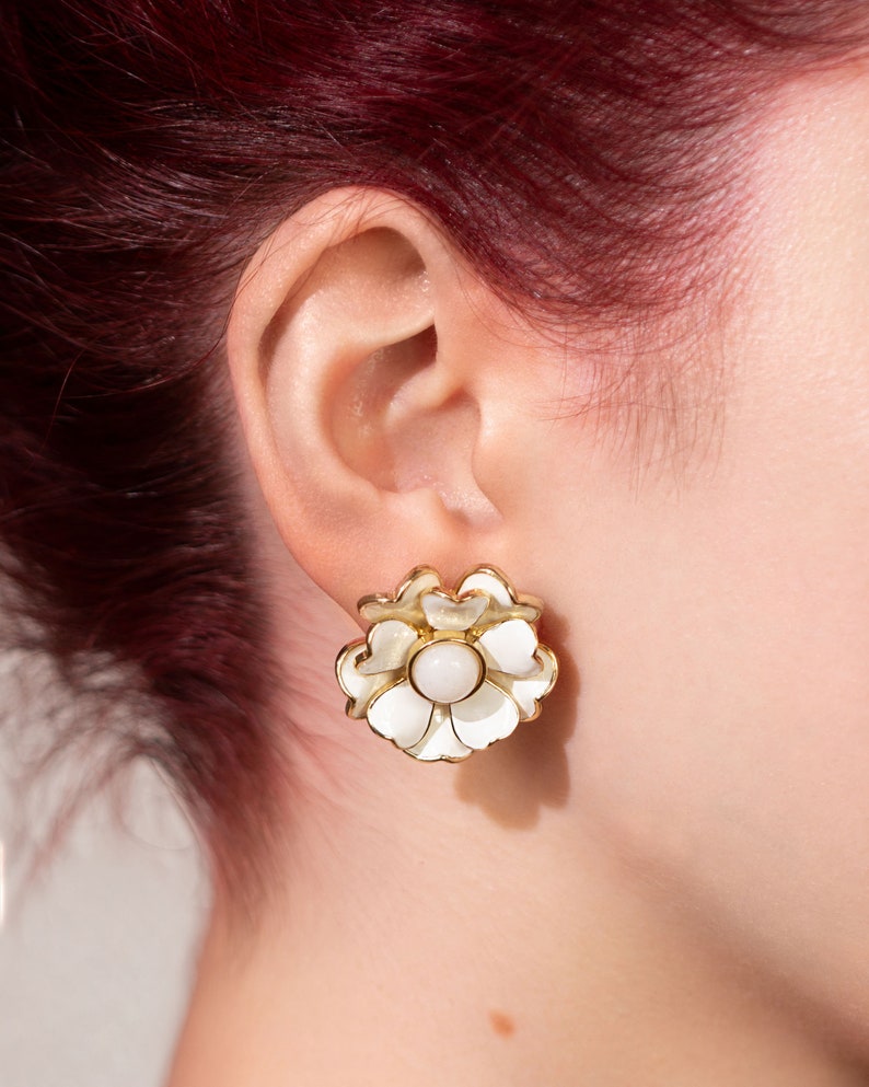 Daisy Drop Earrings, White Flower Earrings, 60s Retro Vintage Style Floral Enamel Jewelry for Women image 2