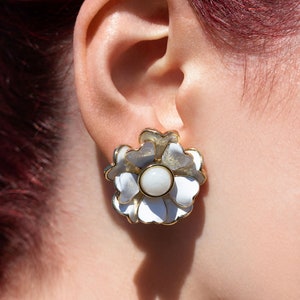 Daisy Drop Earrings, White Flower Earrings, 60s Retro Vintage Style Floral Enamel Jewelry for Women image 3