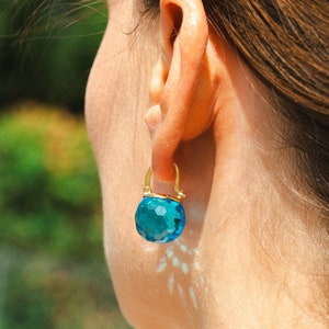 Boucles d'oreilles pendantes aigue-marine, boucles d'oreilles à levier en cristal bleu, boucles d'oreilles bleues dorées, boucles d'oreilles dorées avec pierre de naissance de mars image 2