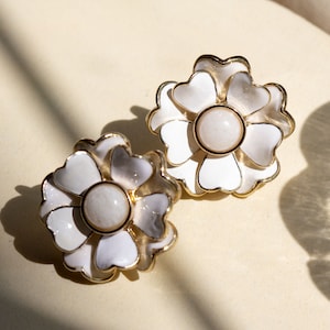 Daisy Drop Earrings, White Flower Earrings, 60s Retro Vintage Style Floral Enamel Jewelry for Women image 6