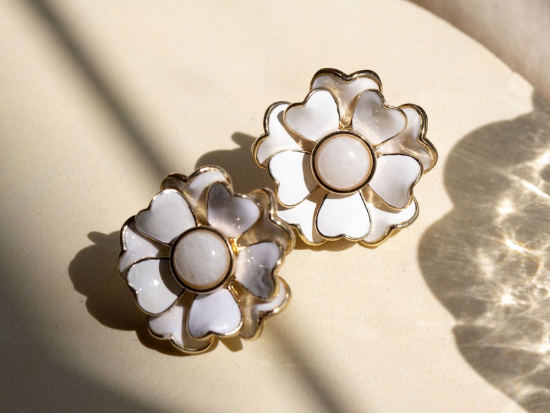 Daisy Drop Earrings, White Flower Earrings, 60s Retro Vintage Style Floral Enamel Jewelry for Women image 6