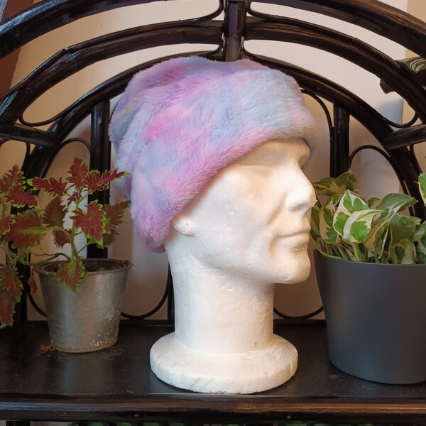 Handgemaakte roze/blauwe suikerspin namaakbontmuts ~ One size ~ Chapeau fausse fourrure rose/bleu effet barbapapa