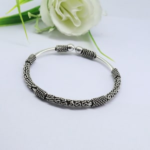 Handgemachter Sterling Silber Armreif: Geschnitztes stapelbares Silberarmband