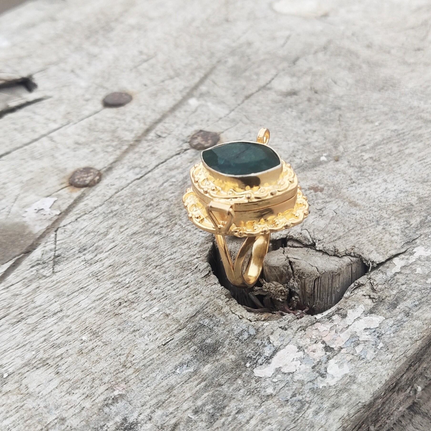 Emerald poison ring deals