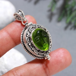 Green Classie Gemstone Pendant: 925 Sterling Silver Face Locket