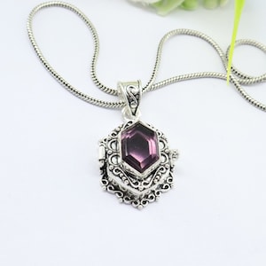 Colgante de medallón de amatista: pastillero de plata de ley hecho a mano