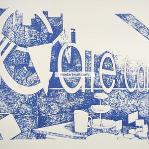 Könnte beinhalten: Ein blauer und weißer abstrakter Druck eines Café-Innenraums mit dem Text "Cafe Cologne" in einem Kreis. Der Druck zeigt eine Tasse, einen Kuchenständer und andere Café-Artikel.