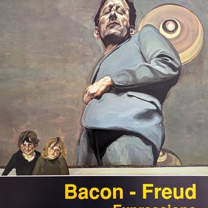 Könnte beinhalten: Ein Plakat, das eine Ausstellung von Gemälden von Francis Bacon und Lucian Freud bewirbt. Das Plakat zeigt ein Porträt eines Mannes im Anzug mit dem Titel "Bacon - Freud Expressions" und dem Text "Fondation Maeght 06570 Saint-Paul 4. Juli - 15. Oktober 1995".