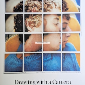 Peut inclure: Une affiche pour une exposition d'art présentant un photomontage du visage d'un homme. L'affiche est intitulée "Dessiner avec une caméra" et est pour une exposition à la galerie Andre Emmerich du 3 juin au 25 juin 1982.