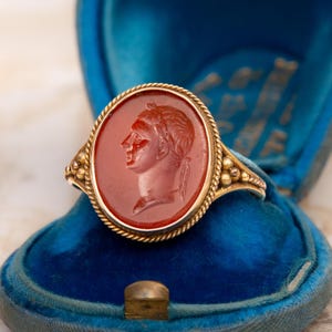 Anillo de cornalina con intaglio del siglo XIX y figura de un emperador romano, c. 1840.