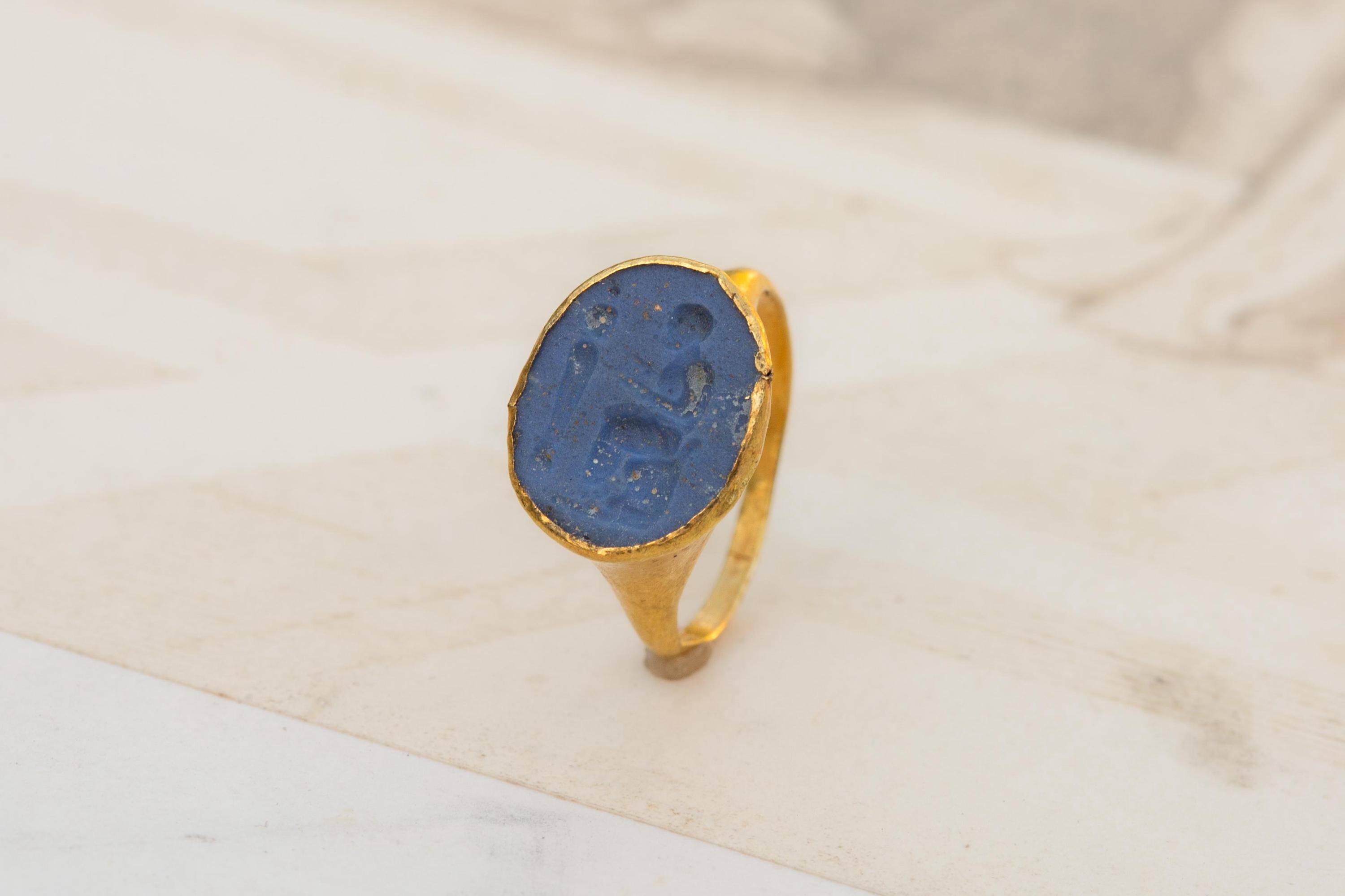古代ローマの金と青ガラスのインタリオリング - 座る哲学者とヘルメス 