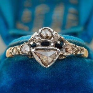 Anillo de compromiso antiguo con forma de corazón coronado con diamantes georgianos raros, c.1740, talla rosa