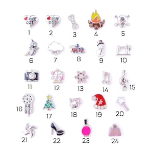 Könnte beinhalten: Vierundzwanzig silberne Anhänger mit verschiedenen Designs, darunter eine Katze, ein Hund, ein Lagerfeuer, ein Schädel, ein Einhorn, eine Wolke, ein Feuerwehrauto, ein Schneemann, eine Nähmaschine, eine Kamera, ein Riesenrad, eine Schneeflocke, Musiknoten, ein Traumfänger, ein Weihnachtsbaum, eine Katze, eine Weihnachtsmütze, ein Zauberstab, ein Windrad, ein High-Heel-Schuh, ein Parfümflakon und eine Handtasche.