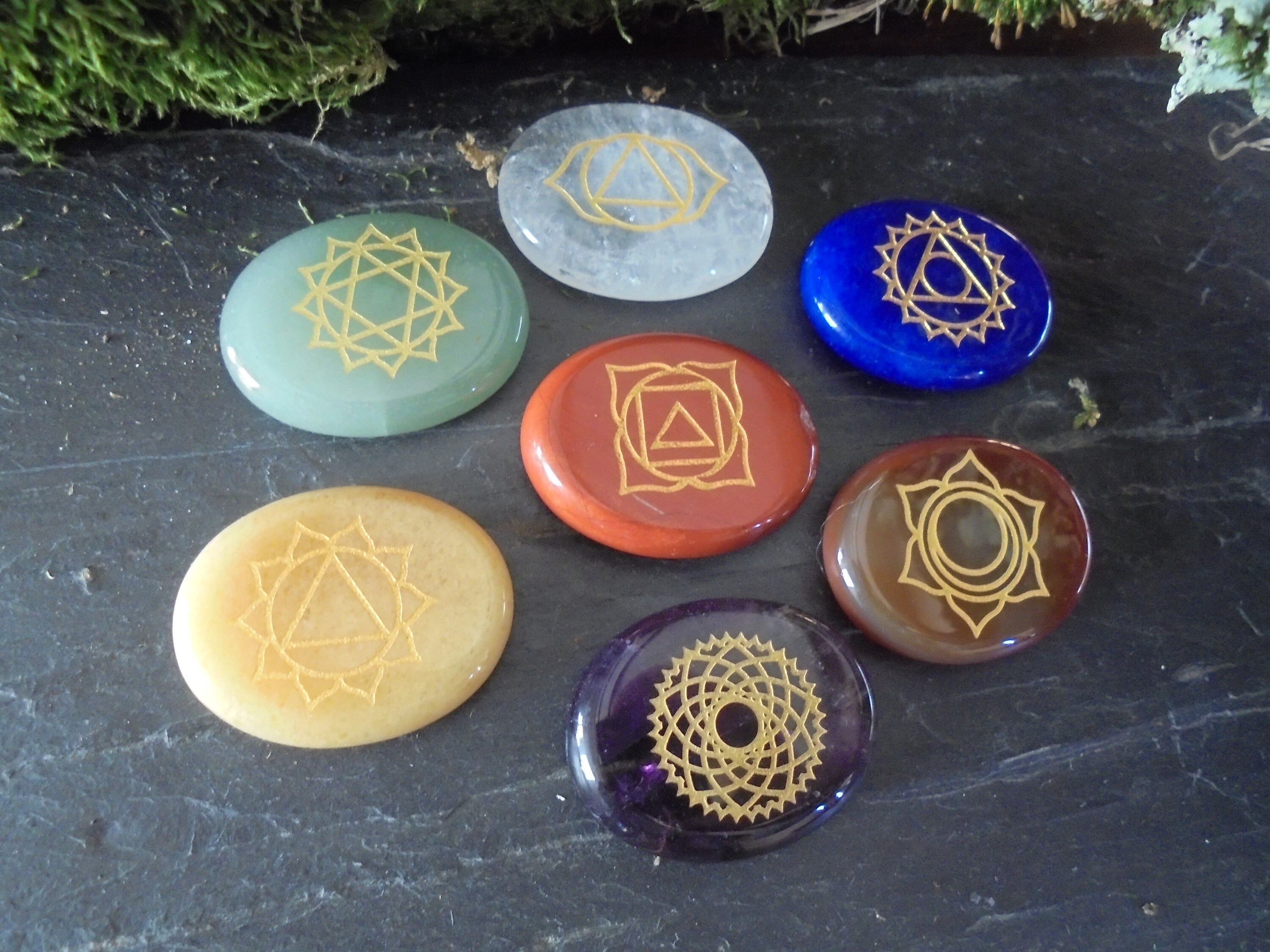 Lot de 7 Pierres Naturelles Chakra, Gravées avec Les Symbols Chakra Poche