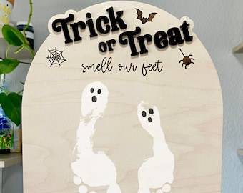 Halloween footprint sign, Trick Or Treat Smell My Feet, Baby’s First Footprint Sign, kids Halloween Sign, Footprints, Halloween 2025