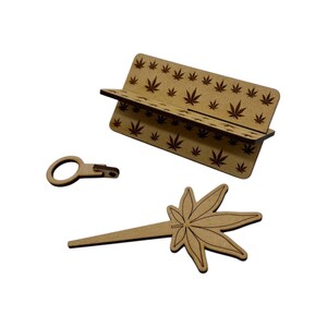 Op de afbeelding: Houten roltafel met een bladmotief en een bijpassend houten pokergereedschap. De tafel heeft een verhoogde rand en een klein vak om rolpapier op te bergen.