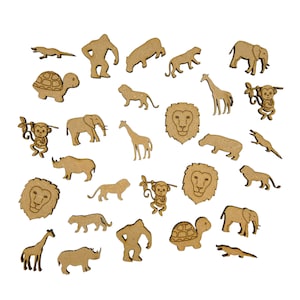 Puede incluir: Una colección de formas de animales de madera cortadas con láser, que incluyen una jirafa, un elefante, un león, un mono, un rinoceronte y un cocodrilo. Las formas son de varios tamaños y están dispuestas sobre un fondo blanco. Los animales son de color marrón claro.