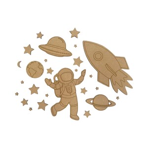 Może przedstawiać: Zestaw drewnianych wycinanek w kolorze brązowym z motywem kosmicznym, w tym astronauta, rakieta, UFO, planeta i gwiazdy.