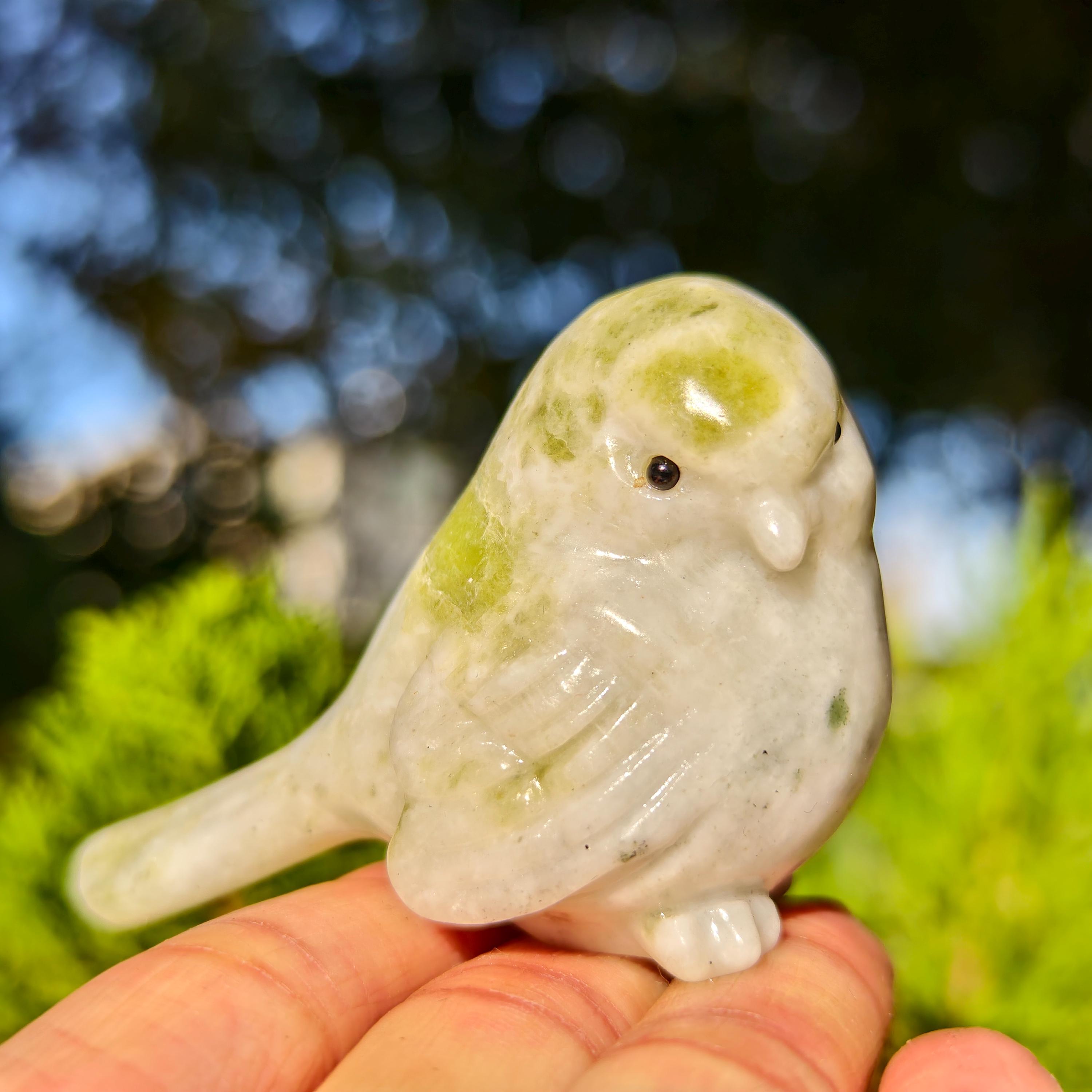 彫刻された翡翠の鳥：天然石クリスタルの置物（2.6インチ） - Etsy 日本