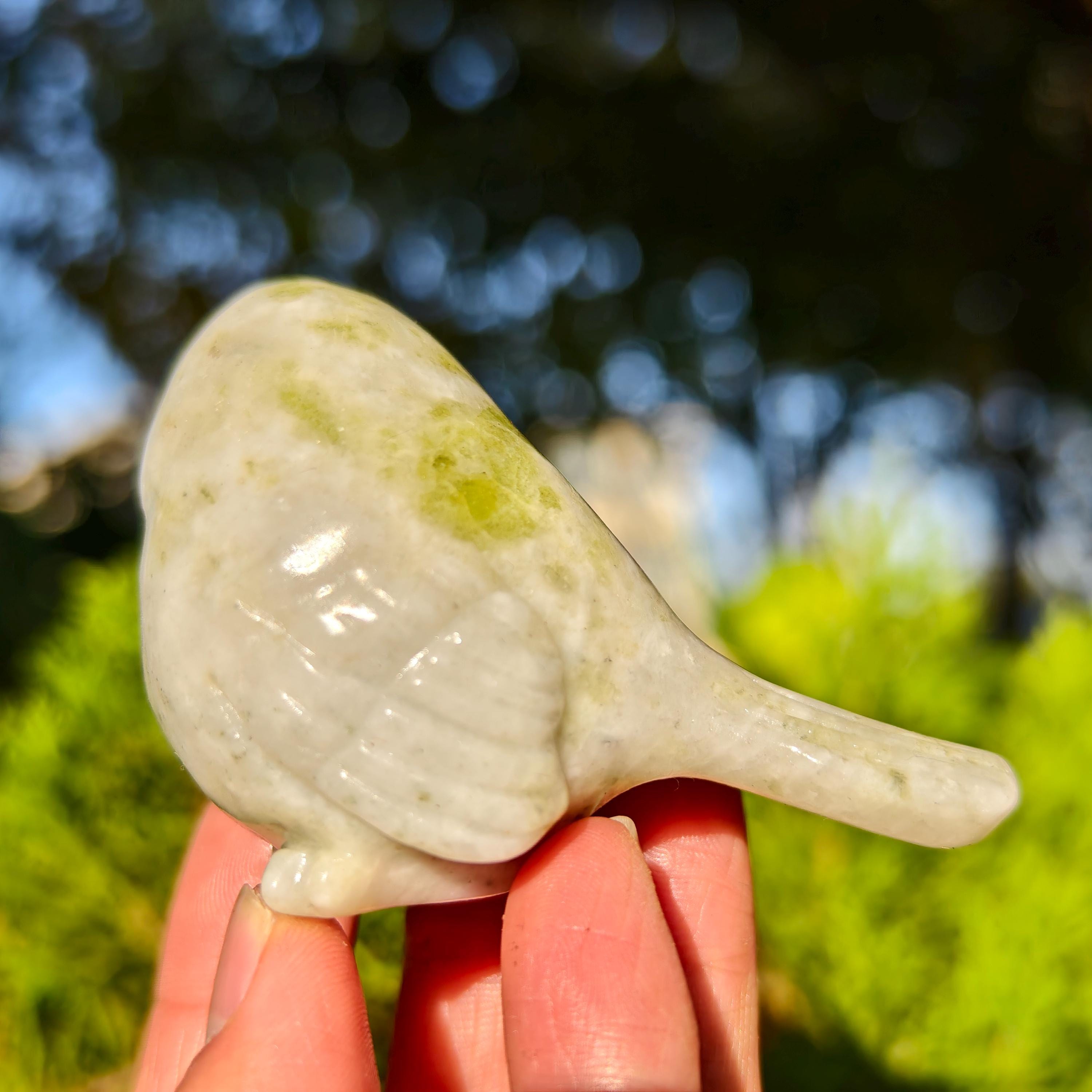 彫刻された翡翠の鳥：天然石クリスタルの置物（2.6インチ） - Etsy 日本