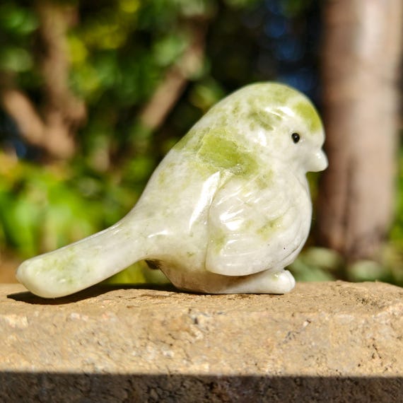 鳥の置物　翡翠？ 彫刻された翡翠の鳥：天然石クリスタルの置物（2.6インチ） - Etsy 日本
