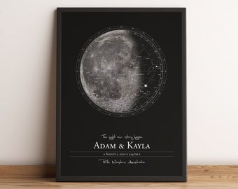 以下が含まれることがあります： 中央に月が描かれた白黒の星図プリント。プリントの上部には「The night our story began」というテキストが書かれています。テキストの下には「Adam & Kayla」と日付「August 1, 2020 5:14 PM」が書かれています。プリントの下部には「Perth, Western Australia」というテキストが書かれています。